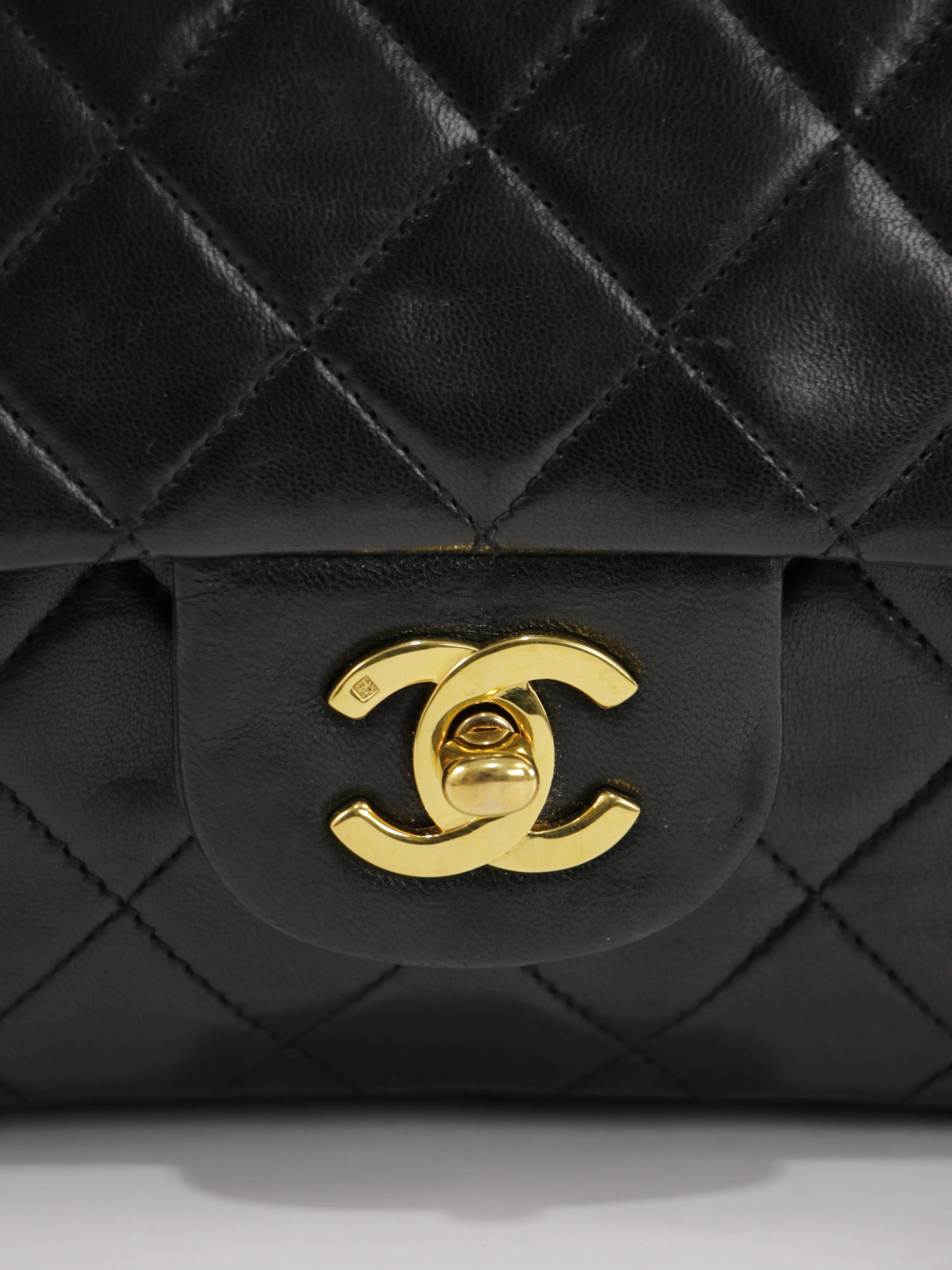 Medium Classic Flap