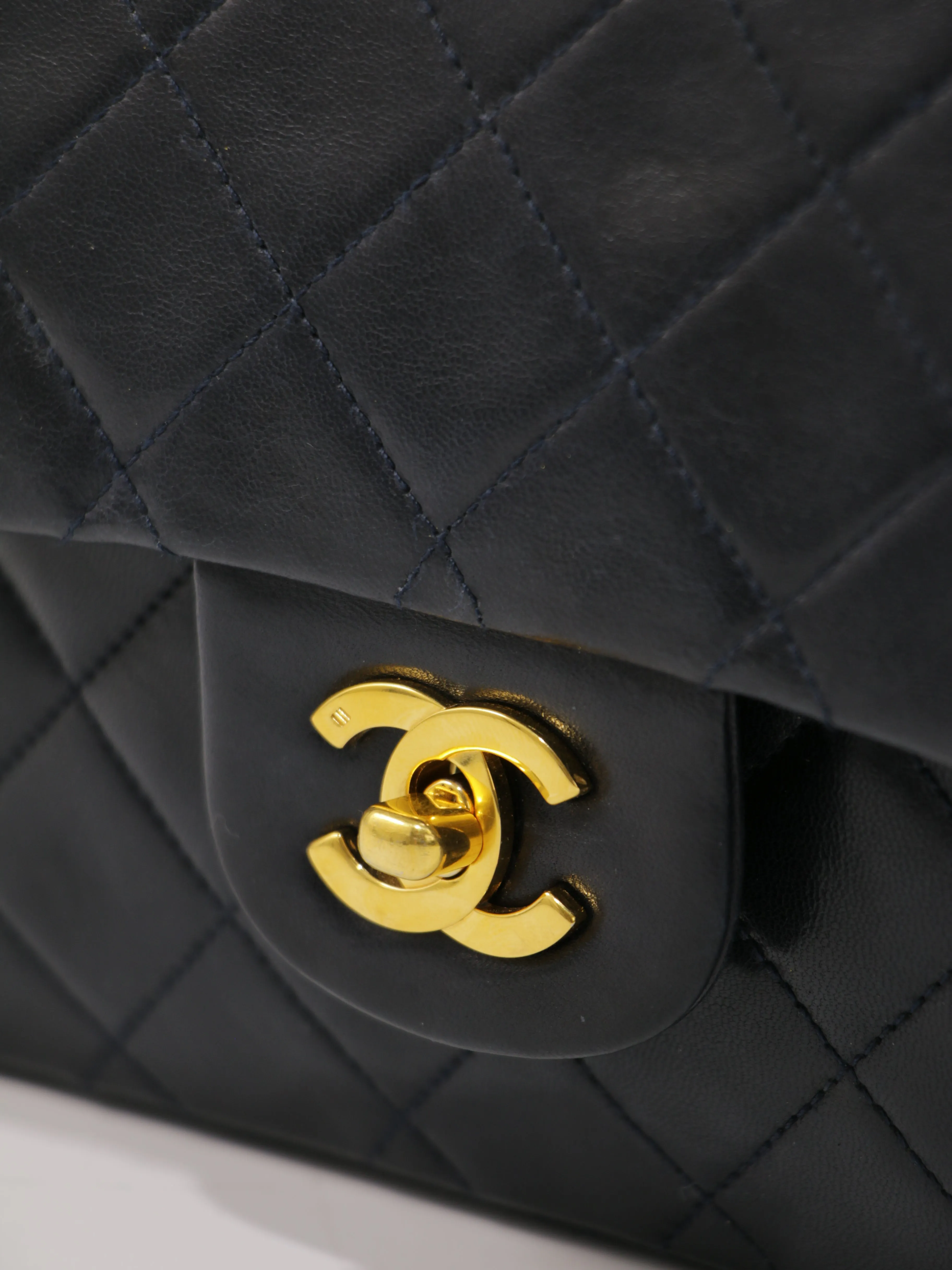 Medium Classic Flap