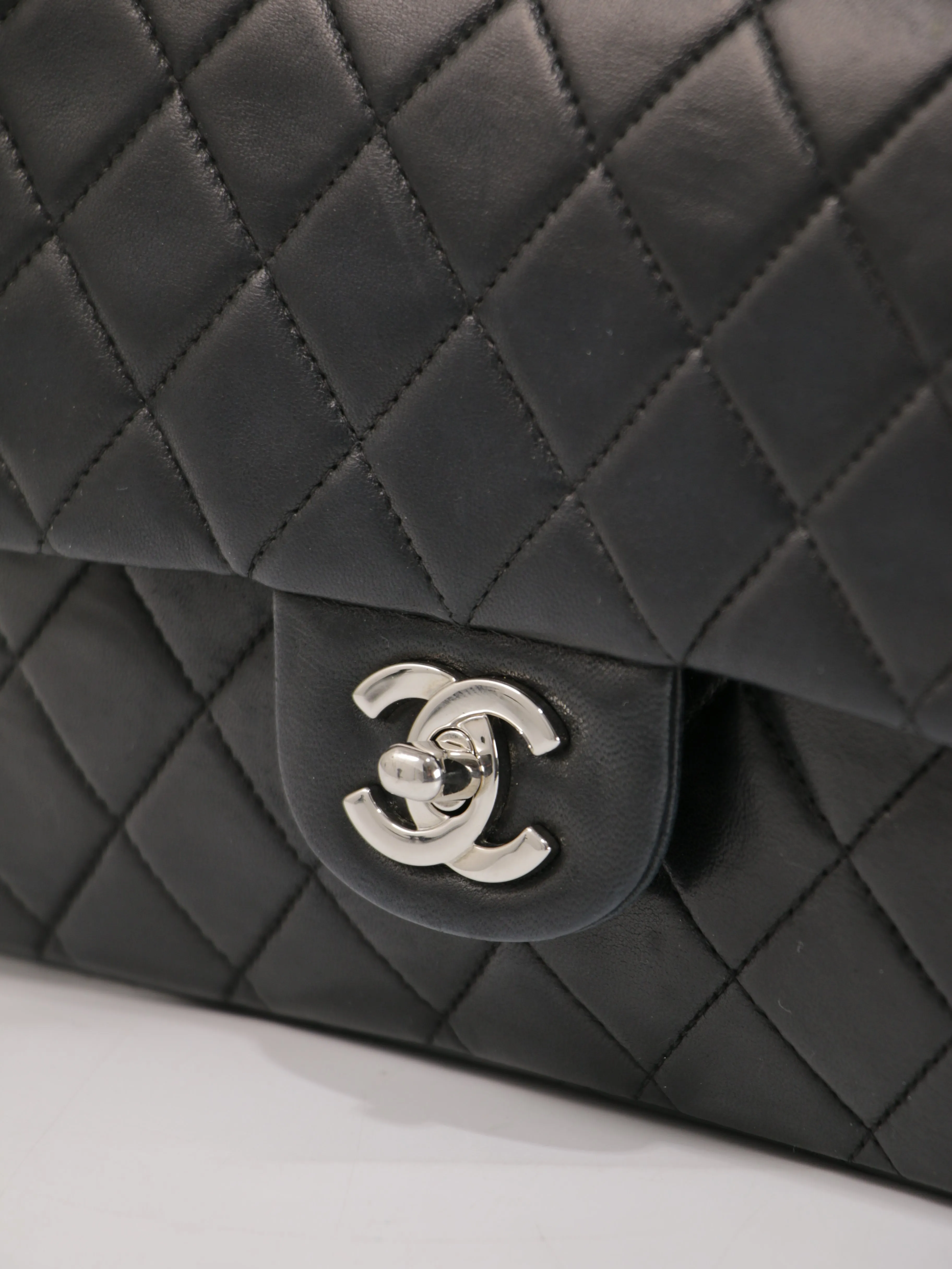 Medium Classic Flap