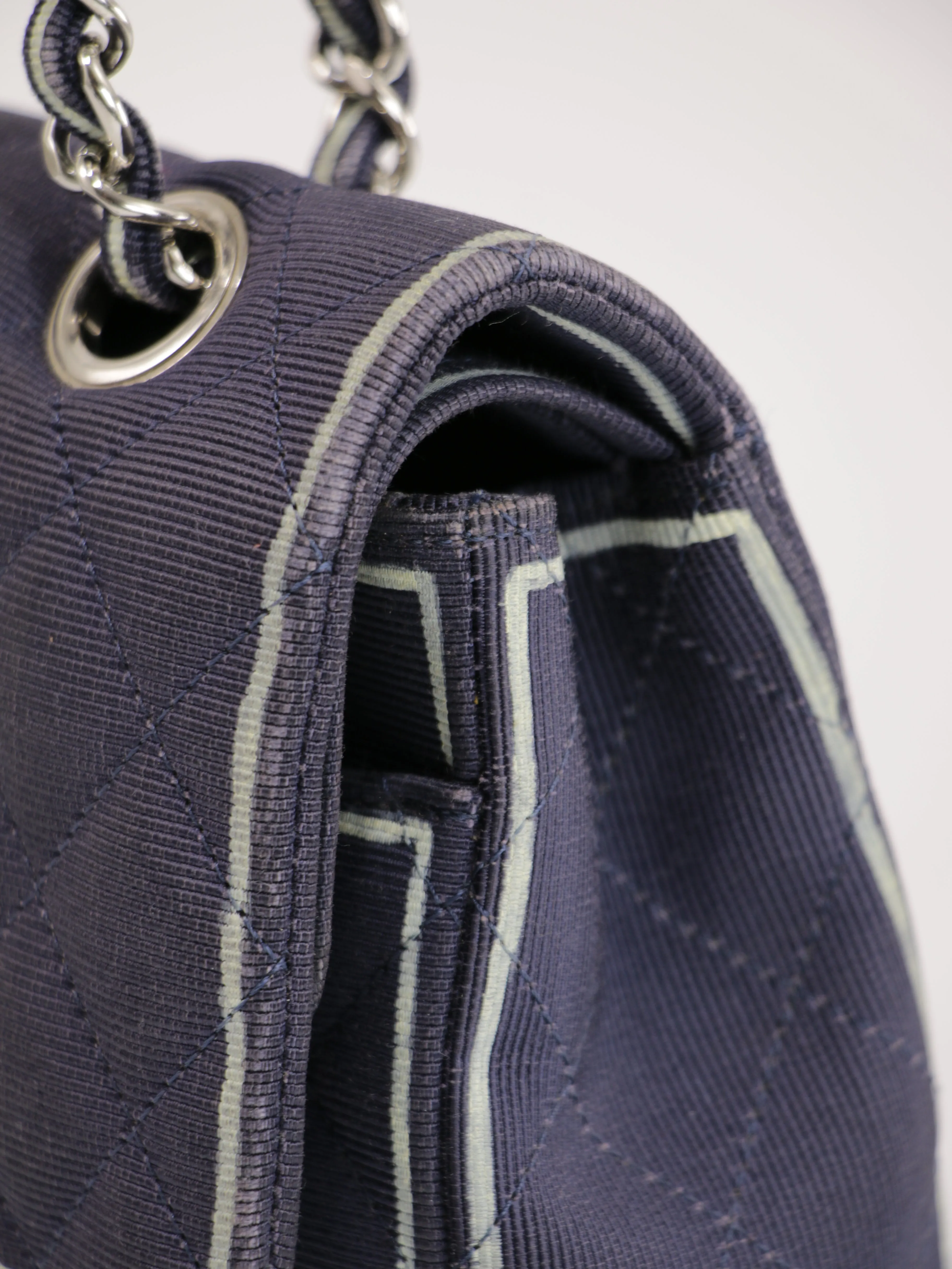 Medium Classic Flap