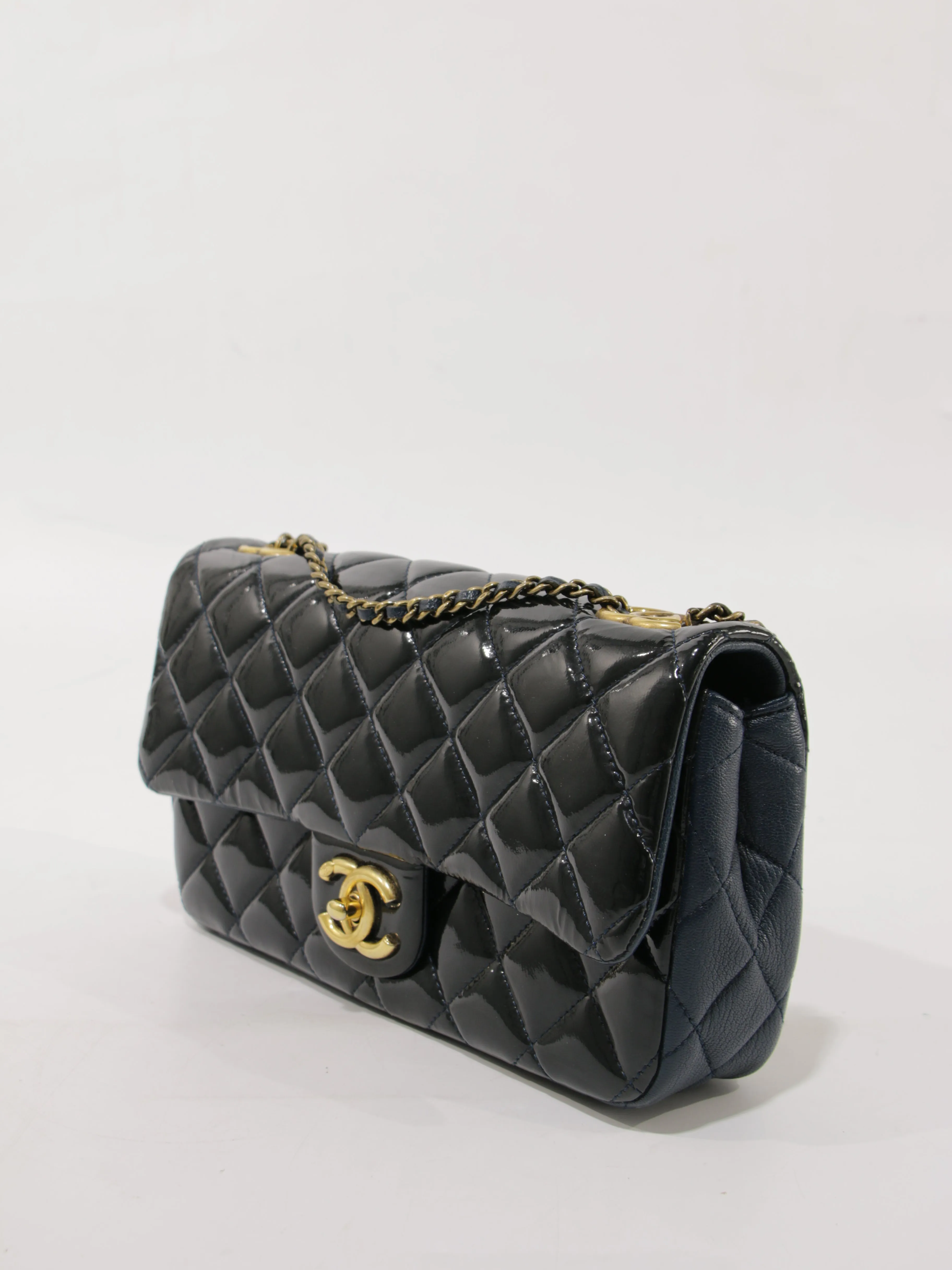 Medium Classic Flap
